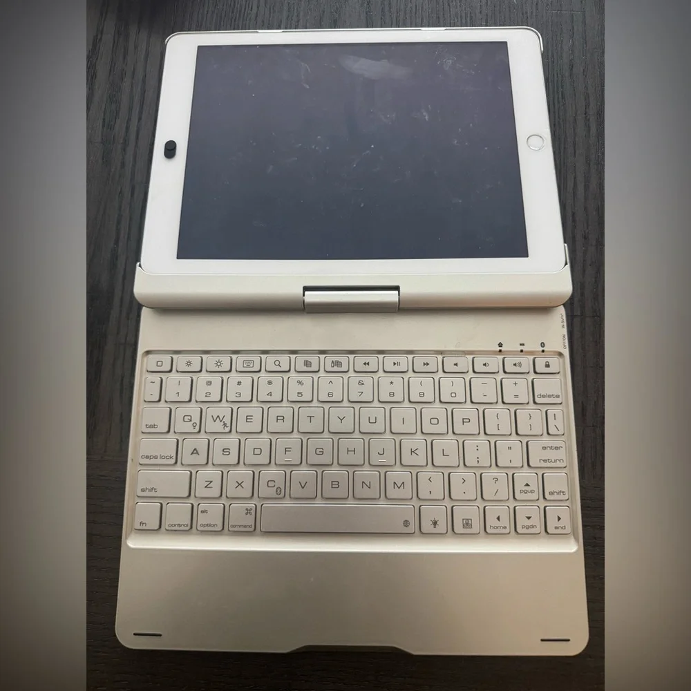Apple IPad 5th Gen 32GB Silver w/ Bluetooth Keyboard Case Bundle - Pre Owned
